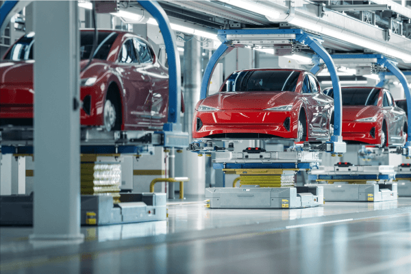 Une usine de fabrication de voitures électriques.