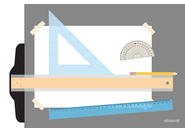 Une feuille de papier blanche fixée avec du ruban adhésif sur une planche à dessin, un rapporteur d’angles, une équerre, une règle, un té, un crayon.