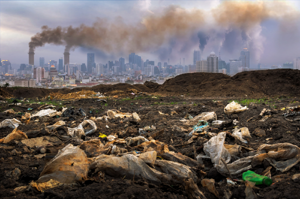 Photographie de déchets et de pollution de l’air.