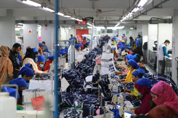 Photographie de personnes travaillant dans des usines de textile au Bangladesh.
