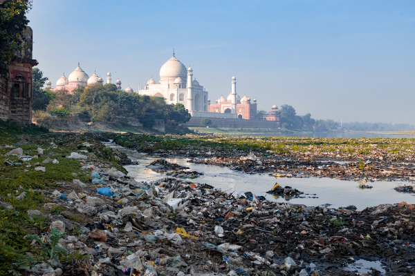 Des déchets sur les rives de la rivière Yamuna en Inde.