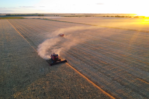 Photographie de machinerie agricole dans un champ.