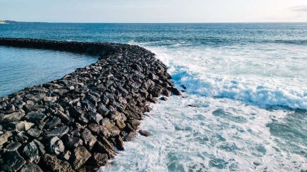 Une digue de protection contre les vagues.
