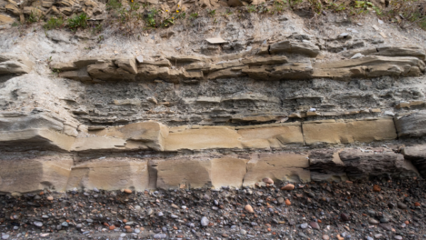 Une superposition de roches dans le Parc national de Miguasha.