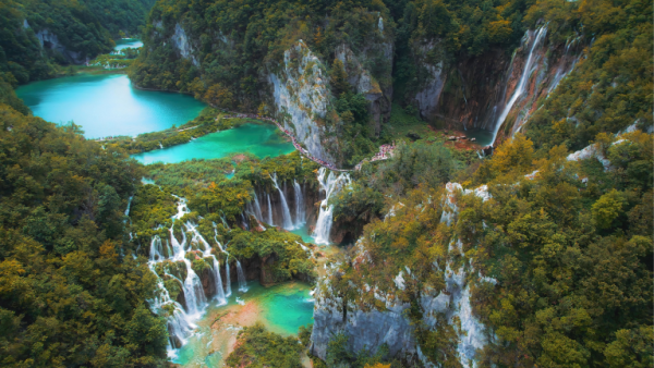 Les chutes et les lacs dans le Parc national de Plitvice.