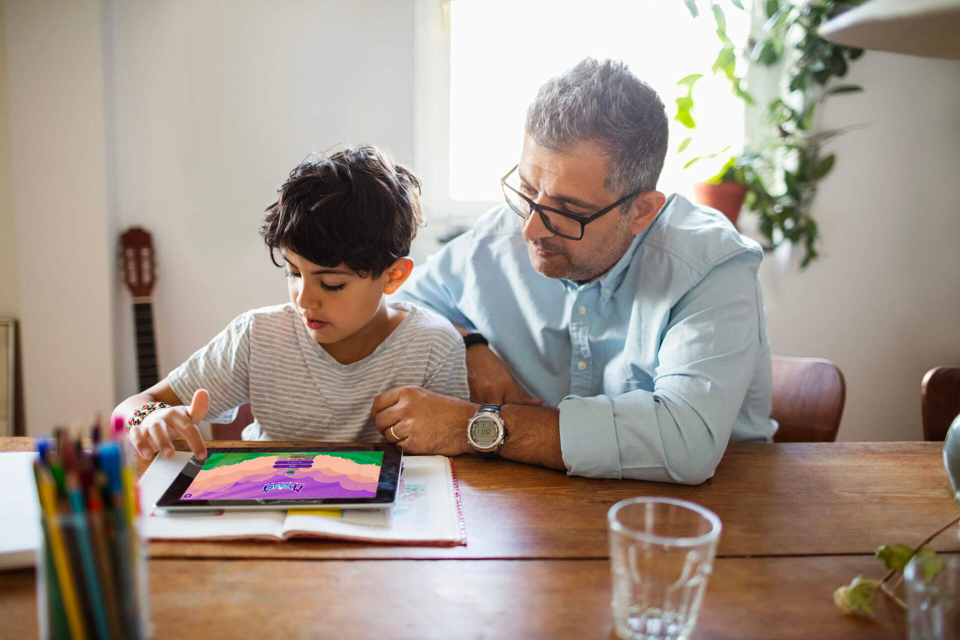 père et fils devant tablette