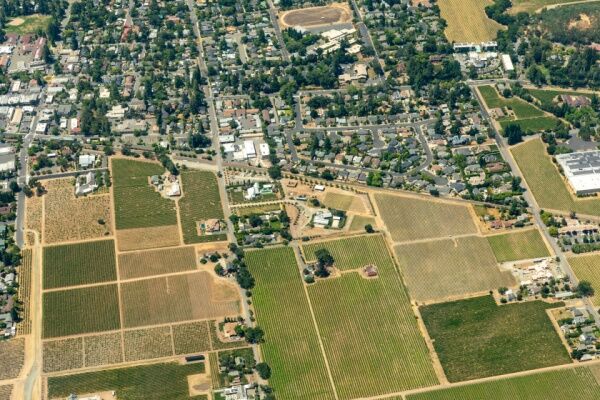 Des quartiers résidentiels près de terres agricoles en Californie.