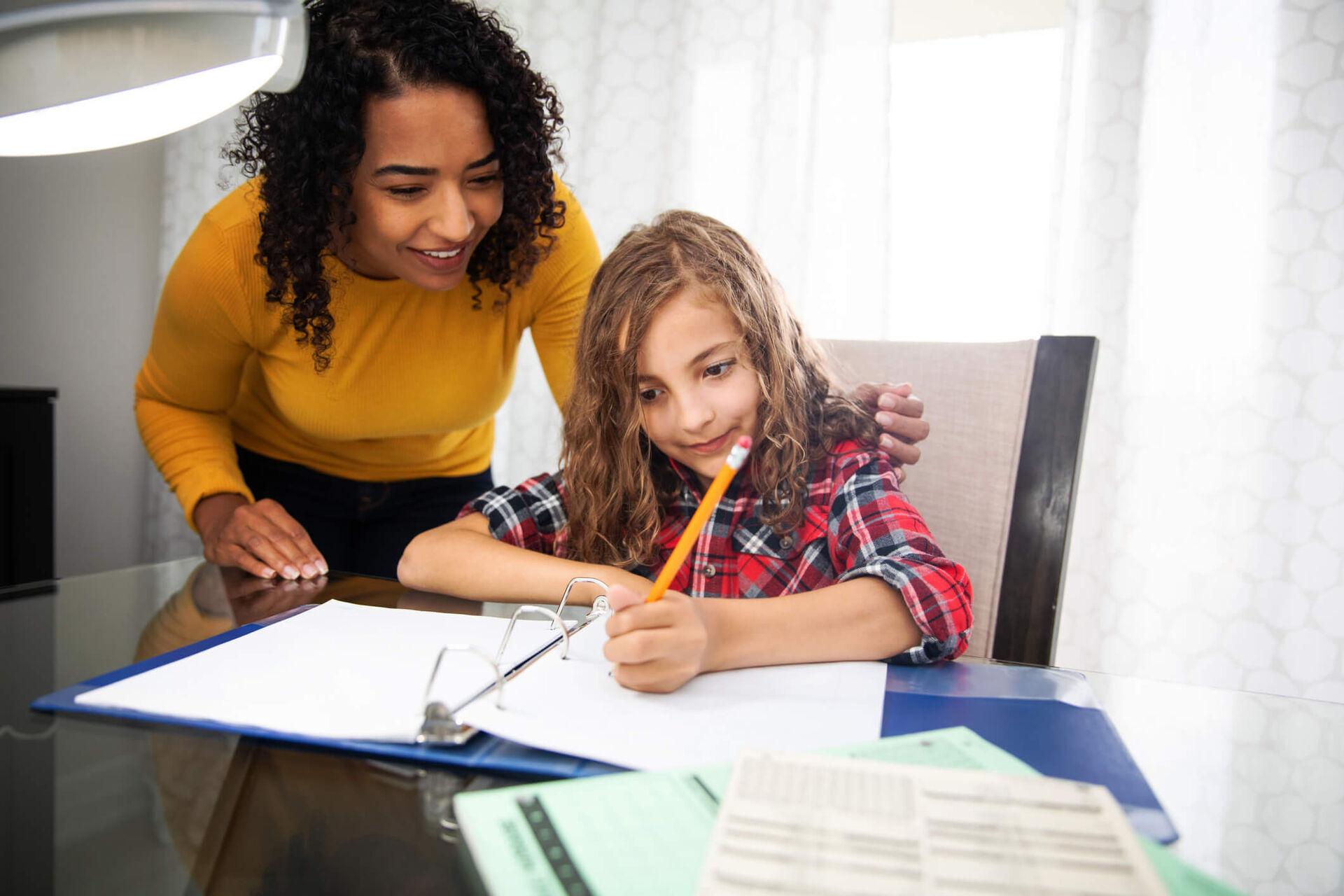 Mère et fille qui font les devoirs