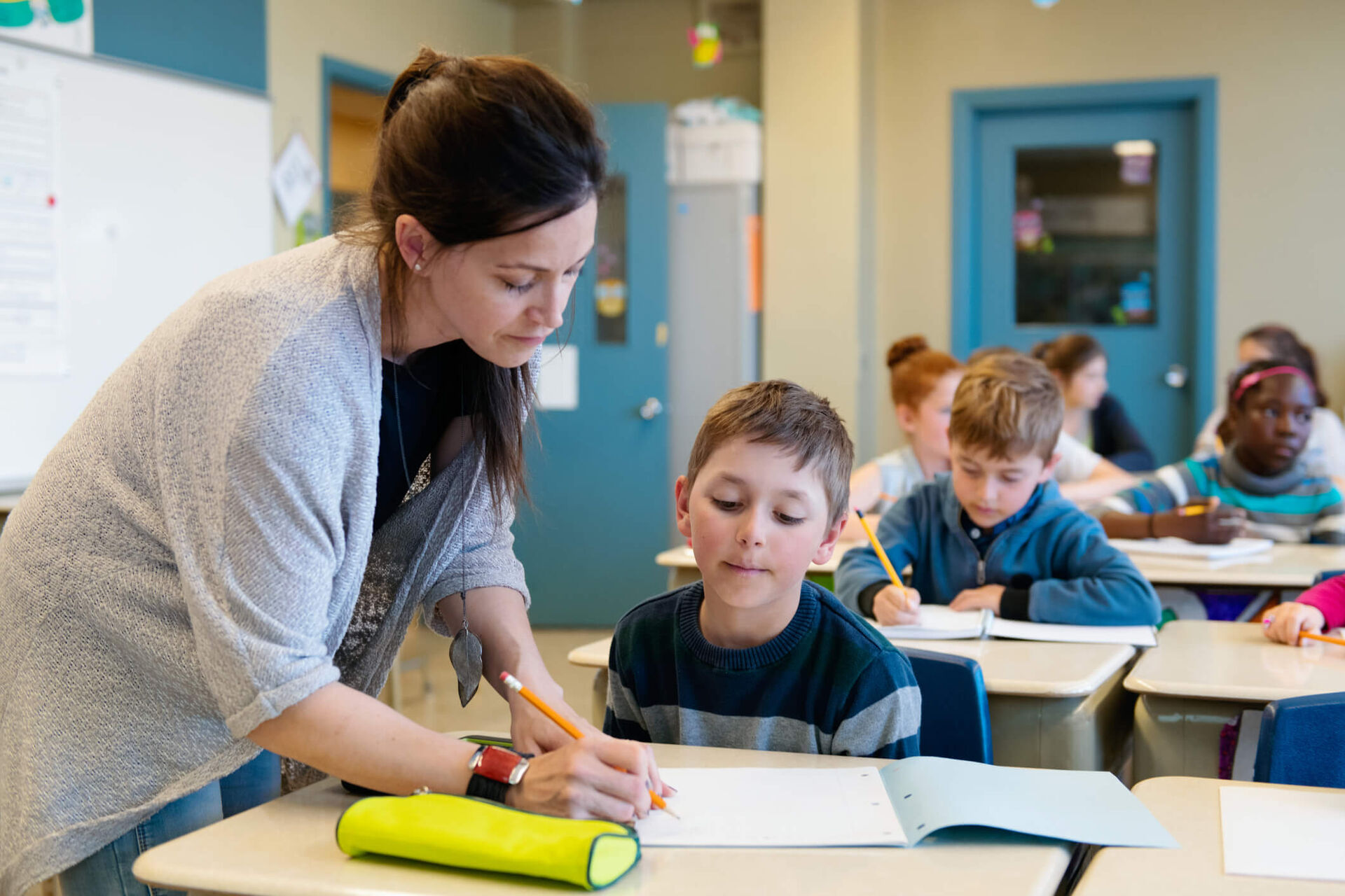 enseignante et garçon en classe