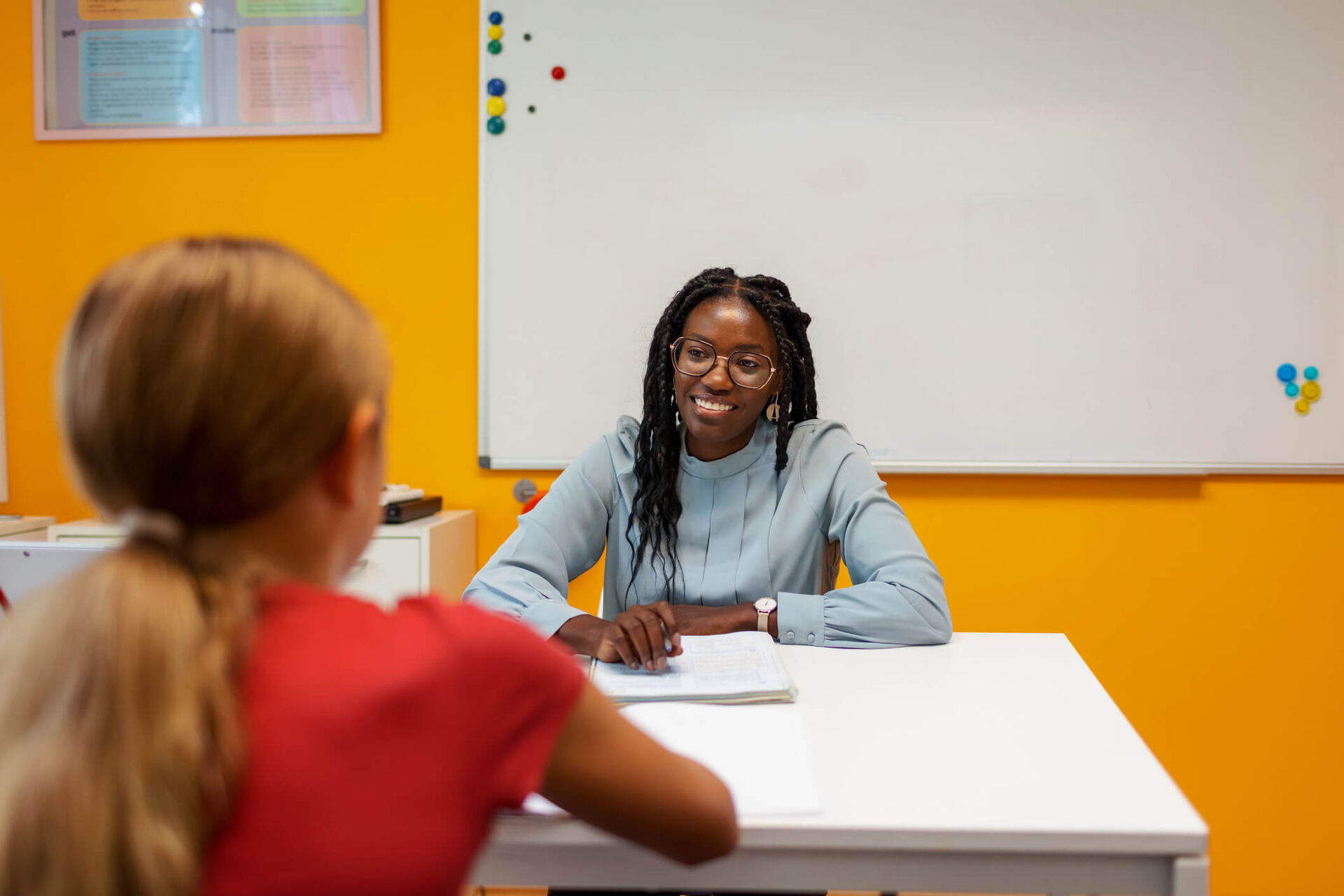 Une enseignante menant un entretien avec une élève. 