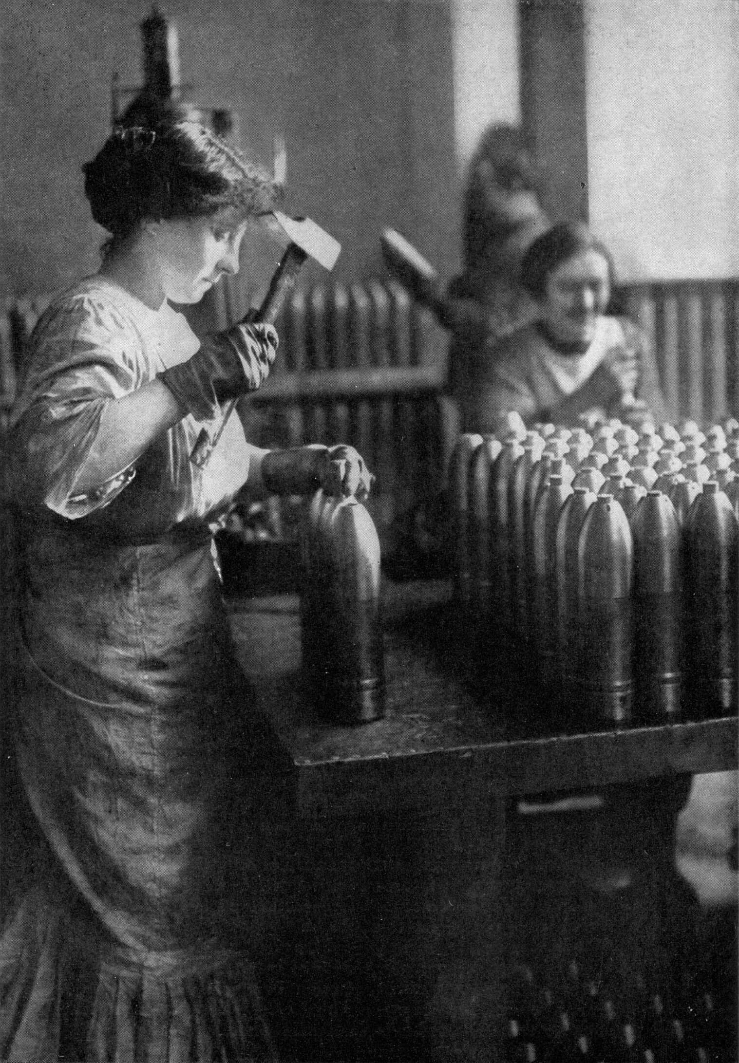 Une femme dans une usine d’armement.