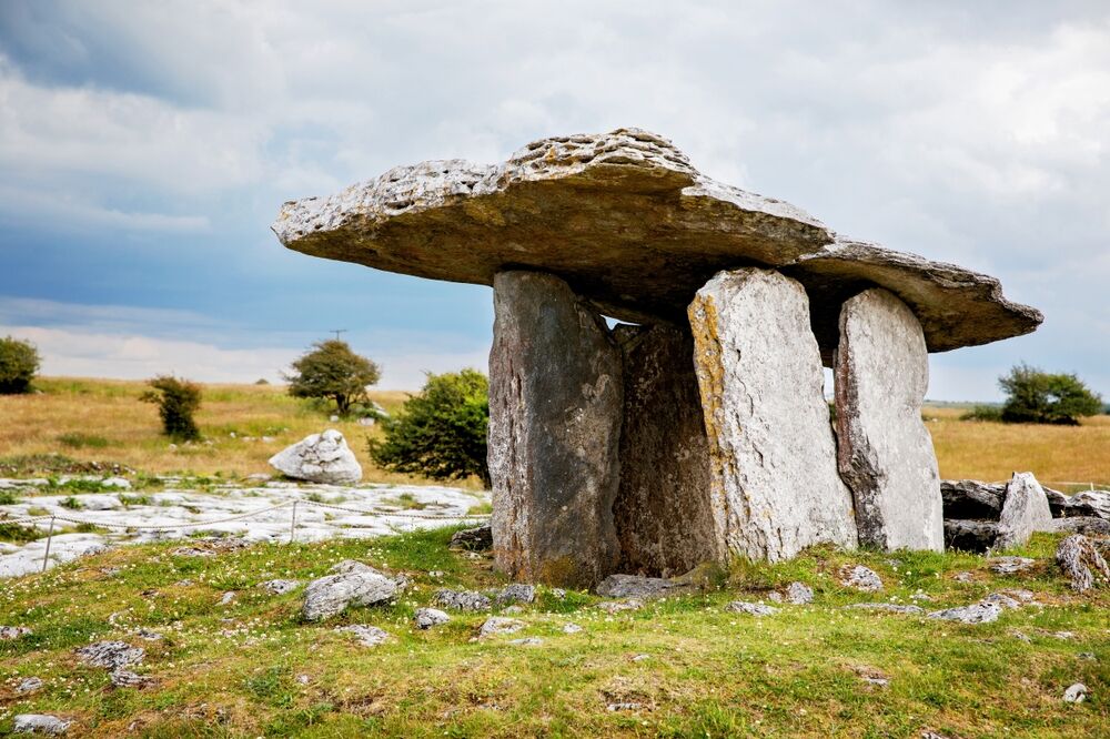 Les pierres formant le Dolmen de Poulnabrone.