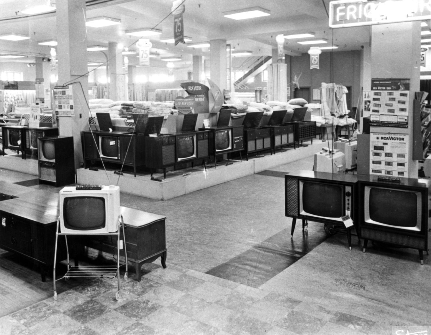 Photographie du département des téléviseurs dans un magasin.