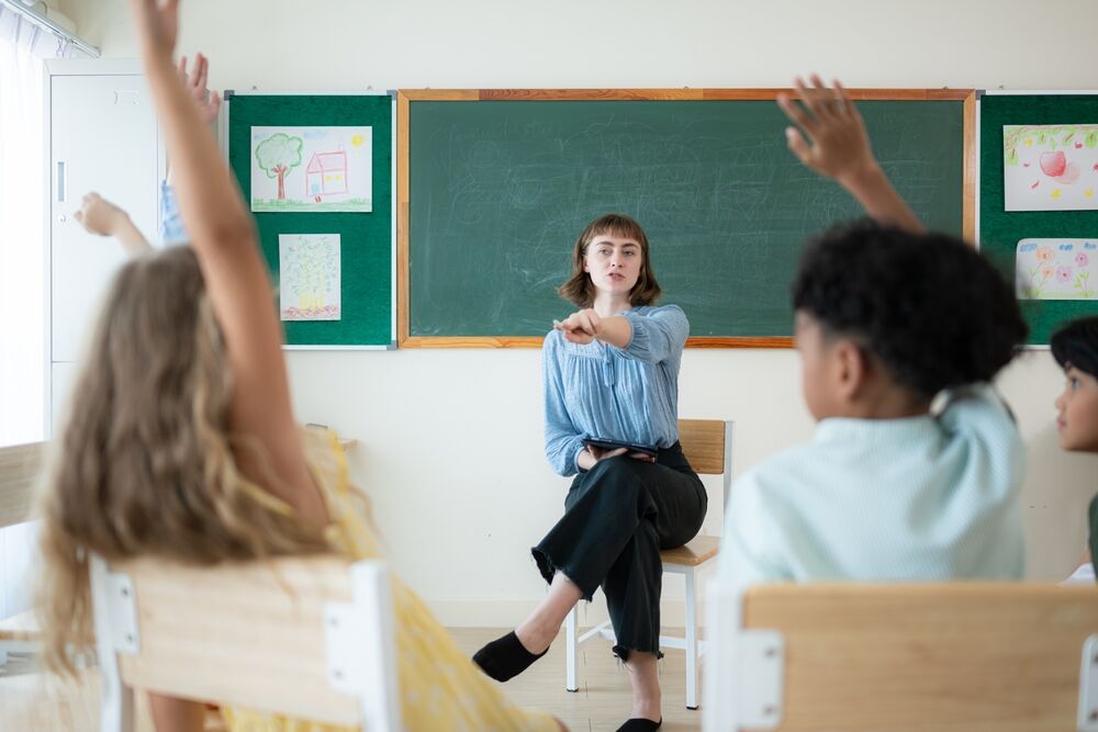 Une enseignante animant une activité en classe. 