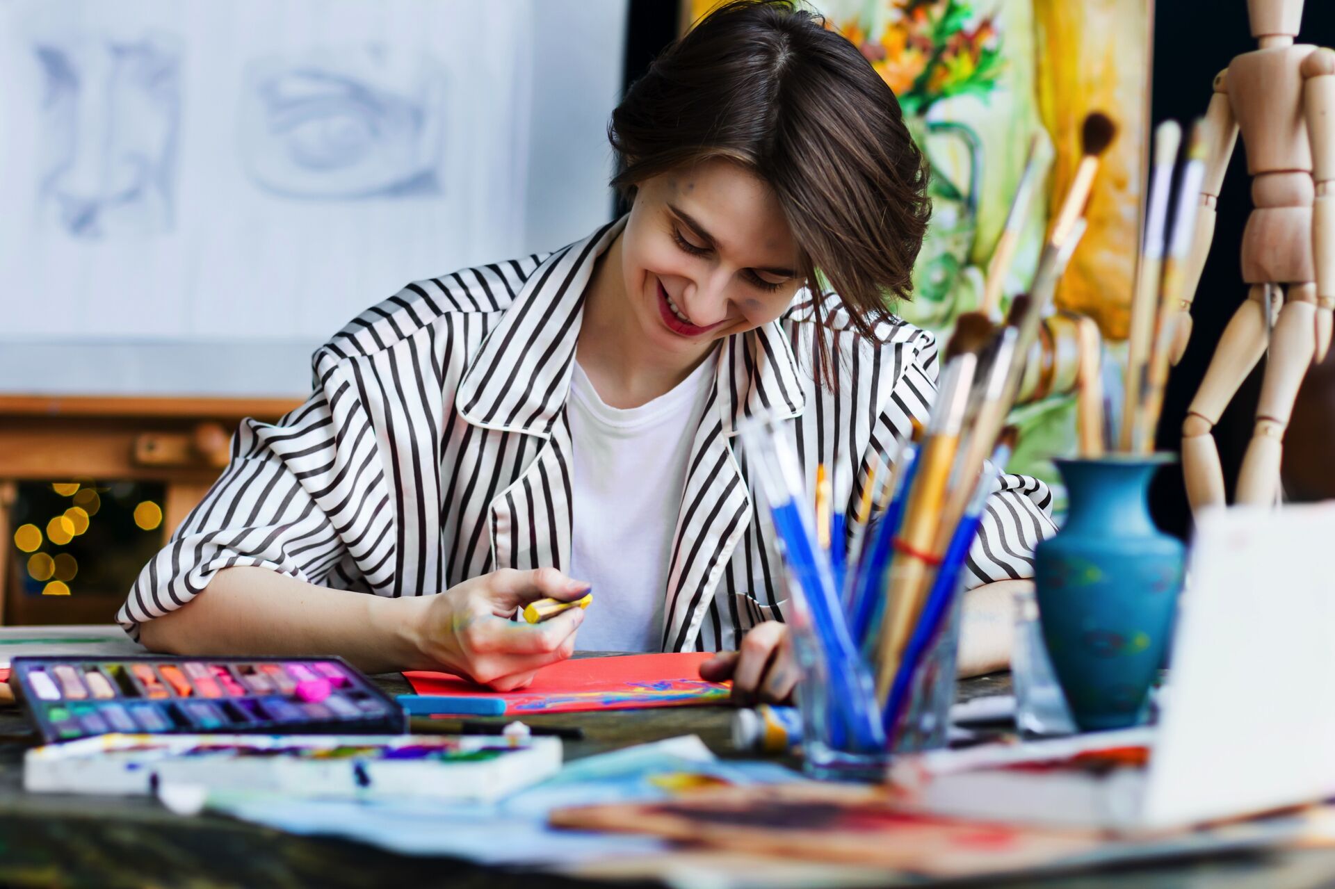 Un adolescent faisant de la peinture.