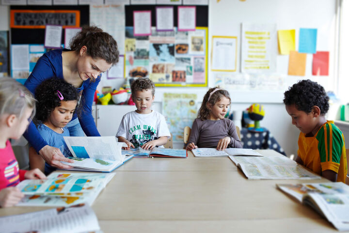 Une enseignantes avec ses élèves. 